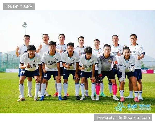 退役足球明星友谊赛再聚首 看曾经绿茵场上的传奇球员重返赛场